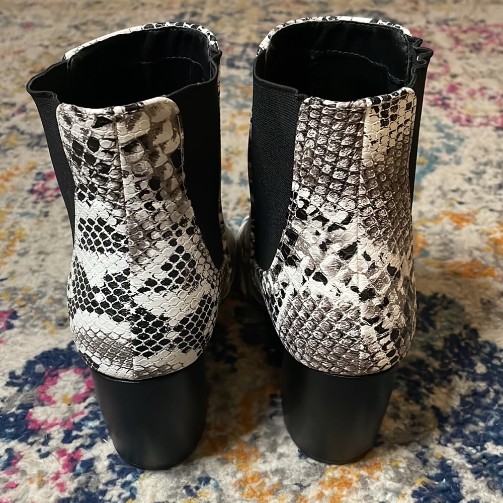 Qupid embossed elastic Gore pointy toe chunky heeled booties size 8 - Picture 2 of 7